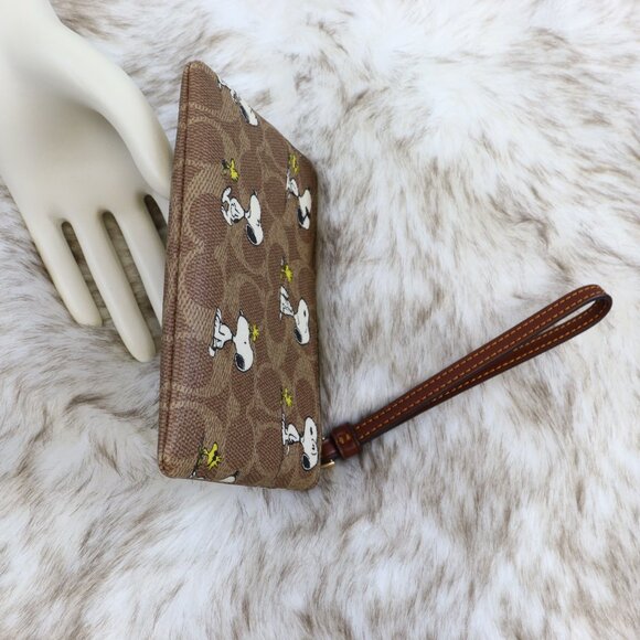 Coach x Peanuts Corner Zip Wristlet In Signature Canvas With Snoopy Print CBS82 - Picture 5 of 11